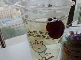 炎炎夏日到來，一杯銀耳紅棗美如詩！