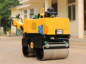 關(guān)于小型壓路機(jī)如何減少摩擦問題呢？